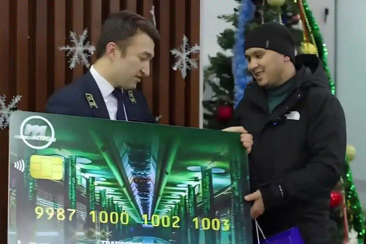 Toshkent metrosining millioninchi yo'lovchisi bepul sayohatlar uchun abonement oldi — video.